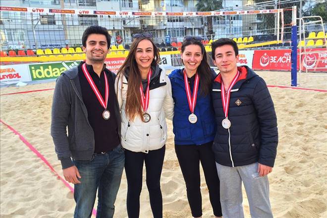 Foça Belediyespor Plaj Voleybolu`nda 4 Madalya Kazandı