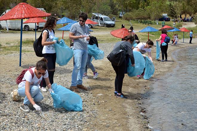 Üniversiteli Gönüllüler,  Foça'da Kıyı ve Sualtı Temizliği Yaptı
