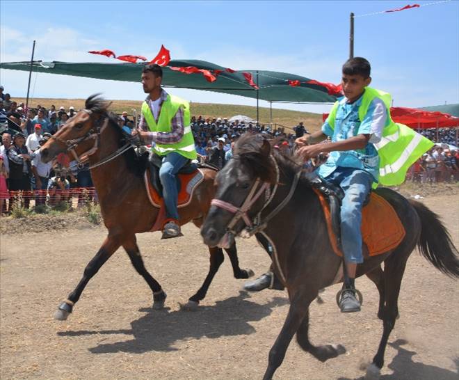  Menemen de Rahvan Atlar Yarıştı