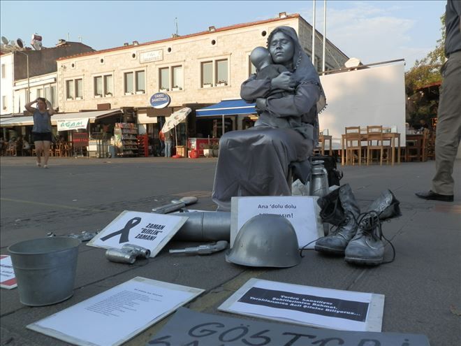 Foça´da Canlı Heykel´le Teröre Hayır