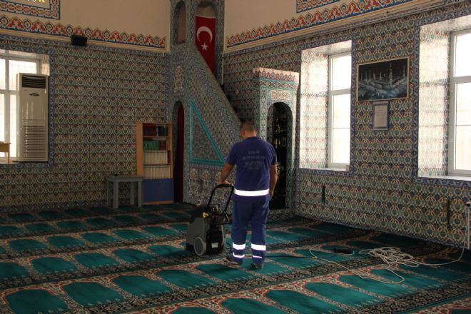 Büyükşehir'den Yeni Cami'ye Temizlik Seferberliği 