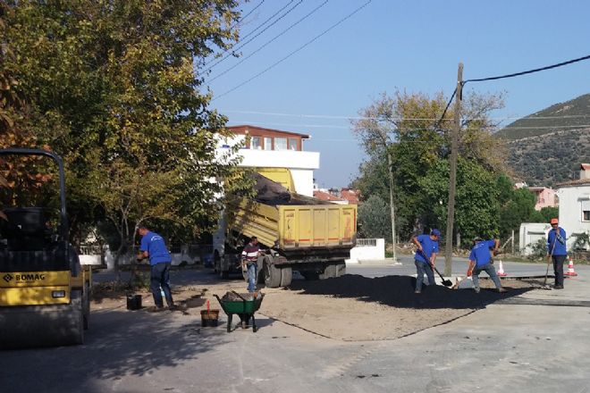 Foça'da Bozuk Yollara Bakım Yapılıyor  