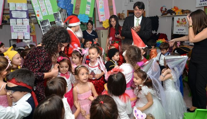 Foça Belediyesi Çocuk Evi nde Renkli Yılbaşı Kutlaması