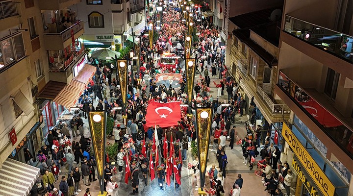 CUMHURİYET SEVGİSİYLE YÜRÜDÜ