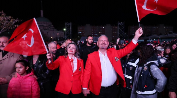 MENEMEN'DE CUMHURİYET COŞKUSU, TARİHE GEÇECEK GÖRÜNTÜLERE SAHNE OLDU
