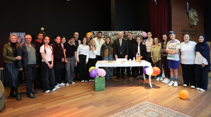 MENEMENLİ OYUNCULAR SAHNEDE YILDIZLAŞTI