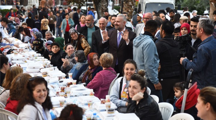 MENEMENLİLERE KADİR GECESİ'NDE DEV İFTAR SOFRASI