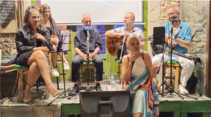 ŞARKILARIYLA ANILARIYLA ESPRİLERİYLE FOÇA'DA DOĞAN CANKU RÜZGARI