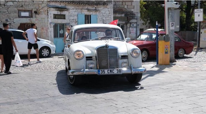 ZAFER BAYRAMINI KLASİK OTOMOBİLLERİYLE FOÇADA KUTLADILAR