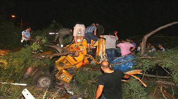İzmir`de tır şarampole devrildi 1 ölü
