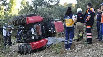 İzmir´de traktör devrildi 1 ölü