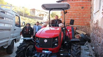 Domates Para Yaptı  Köye Traktör Yağdı