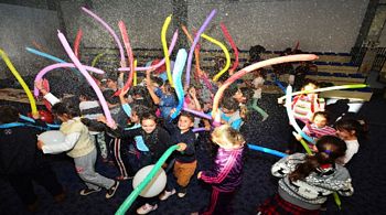 Foça'da Çocuklara Eğlenceli Yılbaşı Kutlamaları 