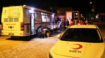 Foça'da Kızılay'ın Gece Mesaisine AK Partililerden Destek