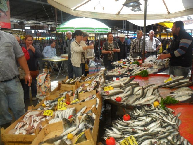 Av sezonu açıldı Menemen Semt Pazarında balıklar tezgahlara döndü