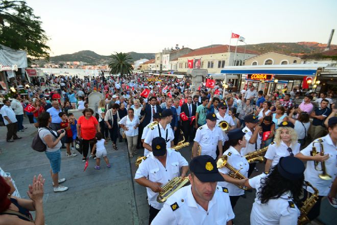 Foça Festivalinde Coşkulu Açılış  