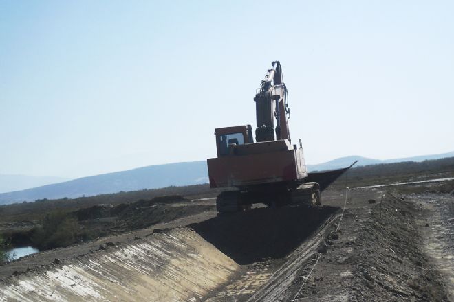 Foça da su drenaj kanalı yapımına başlandı  