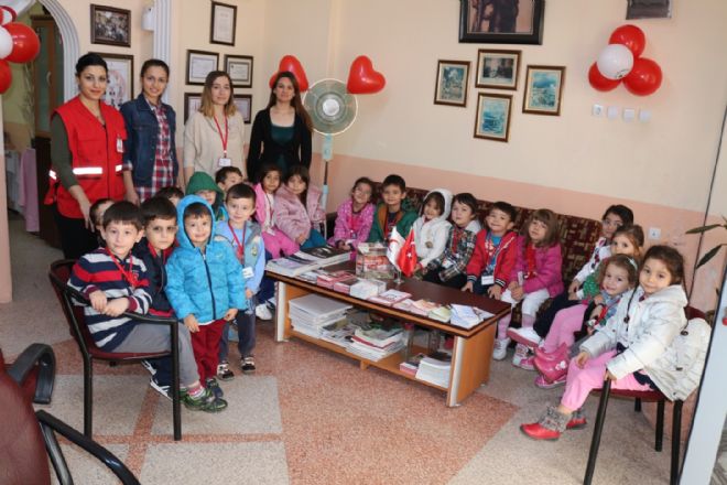 Minik Öğrenciler Kızılay Gönüllüsü oldu 