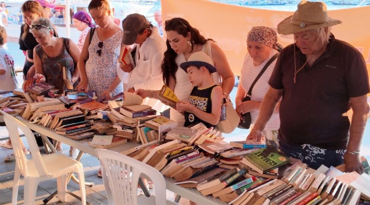 FOÇA KİTAP KULÜBÜ 15.NCİ ŞENLİKTE ÜCRETSİZ İKİBİN KİTAP DAĞITTI