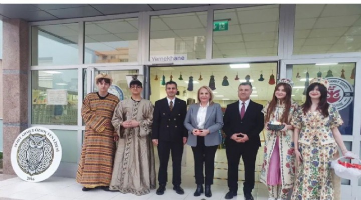 MENEMEN ŞEHİT AHMET ÖZSOY FEN LİSESİNDE GÖNÜLLER AYNI İFTAR SOFRASINDA BULUŞTU