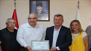 Cumhuriyet Çınarından Anlamlı Plaket