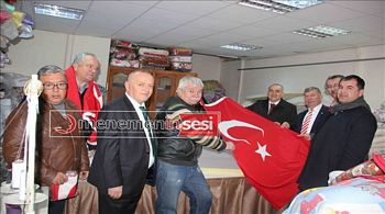 ESNAFA TÜRK BAYRAĞI DAĞITILDI 