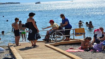 Foça'da Engeller Kalkıyor
