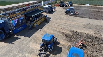  DEMİRELLER TRAKTÖR ve TARIM MAK. LTD.,  MENEMENLİ ÇİFTÇİLERLE   ?NEW HOLLAND TARIM VE TEKNOLOJİ ROAD SHOW?  SAHA ETKİNLİĞİNDE  BİRARAYA GELDİ