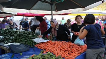 Menemen Perşembe Pazarı Tüketicinin Yüzünü Güldürdü