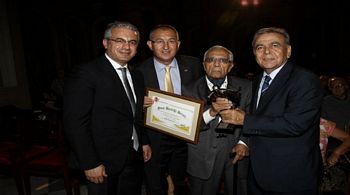 İzmirli gazetecilerden Tarık Dursun K.'ya vefa  