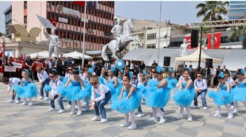 MENEMEN’DE 23 NİSAN COŞKUSU YAŞANDI