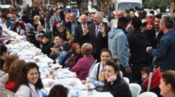 MENEMENLİLERE KADİR GECESİ’NDE DEV İFTAR SOFRASI